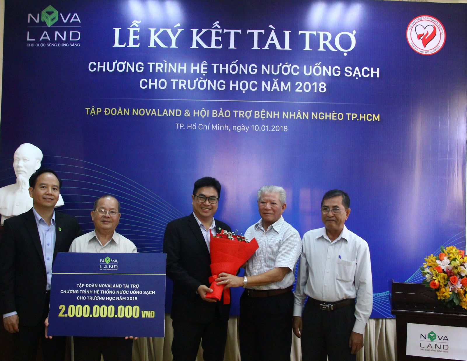 Đại điện Tập đoàn Novaland trao tặng số tiền 2 tỷ đồng Hội Bảo trợ bệnh nhân nghèo TP.HCM