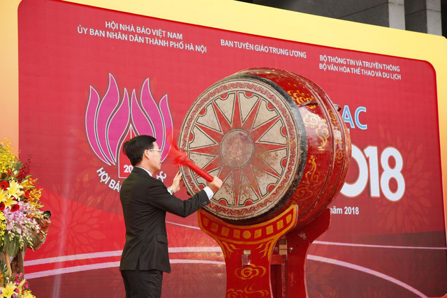 Ông Võ Văn Thưởng - Trưởng Ban Tuyên giáo Trung ương đánh trống khai mạc Hội Báo toàn quốc 2018. Ảnh: Chí Cường