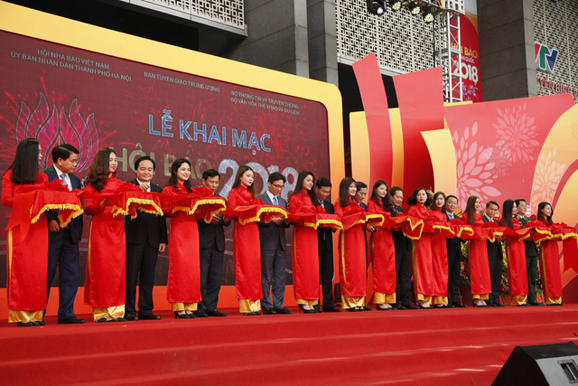 ác lãnh đạo Đảng và nhà nước cùng cắt băng khai mạc Hội báo Xuân. Ảnh: Chí Cường
