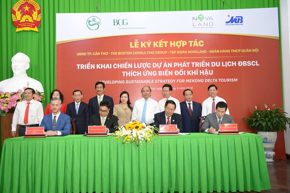 Thủ Tướng Chính Phủ Nguyễn Xuân Phúc và đại diện các Bộ, ban, ngành Trung ương và các Sở, ban, ngành thành phố chứng kiến lễ kí kết