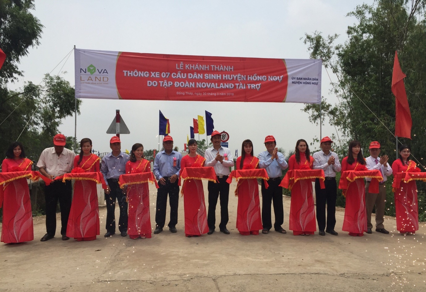 Nguyên Chủ tịch nước Trương Tấn Sang, ông Bùi Thành Nhơn - Chủ tịch Tập đoàn Novaland cùng đại diện lãnh đạo địa phương cắt băng khánh thành 07 cầu dân sinh tại Huyện Hồng Ngự, Tỉnh Đồng Tháp.