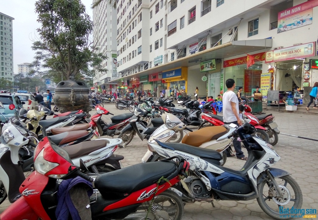 Xe để tràn ra vỉa hè, hàng quán mọc san sát phía dưới khiến không gian trở nên ngột ngạt, bí bách