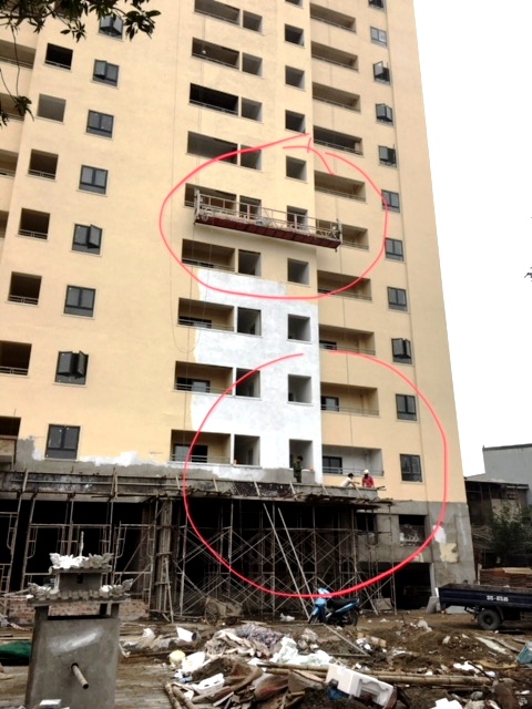 Tòa 2 chung cư Trường Thịnh, nơi ẩy ra vụ tử vong trước đó, nhưng vẫn để công nhân làm việc trong môi trường lao động không an toàn, trên đầu nhóm thợ làm cóp pa là cẩu sắt nâng tốp thợ sơn làm việc trên tầng cao, có thể xẩy ra tai nạn lao động bất cứ lúc nàop/