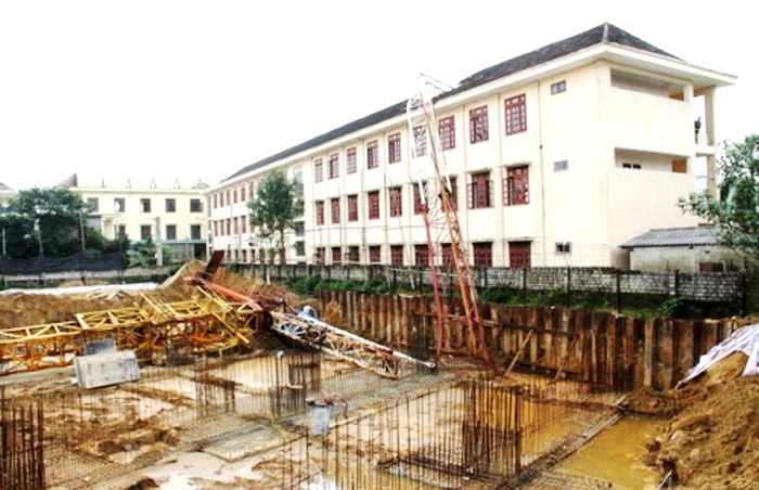 Cần cẩu tháp tại Dự án xây dựng Tòa nhà chung cư - khu biệt thự liền kề tại khối 5, phường Trường Thi, TP Vinh do Công ty TNHH Trường Thành làm chủ đầu tư để xẩy ra sự cố, làm một học sinh lớp 10A7, Trường THPT Lê Viết Thuật, TP Vinh tử vong tại chỗ, gây bất đồng dư luận