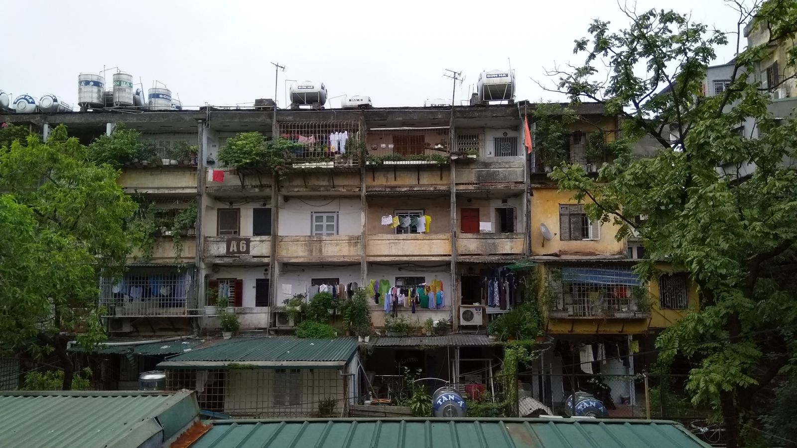 Những ô cửa nhỏ vẫn sáng đèn