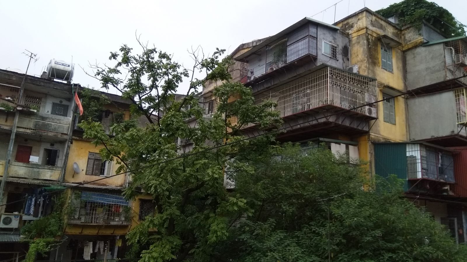 Những ô cửa nhỏ vẫn sáng đèn