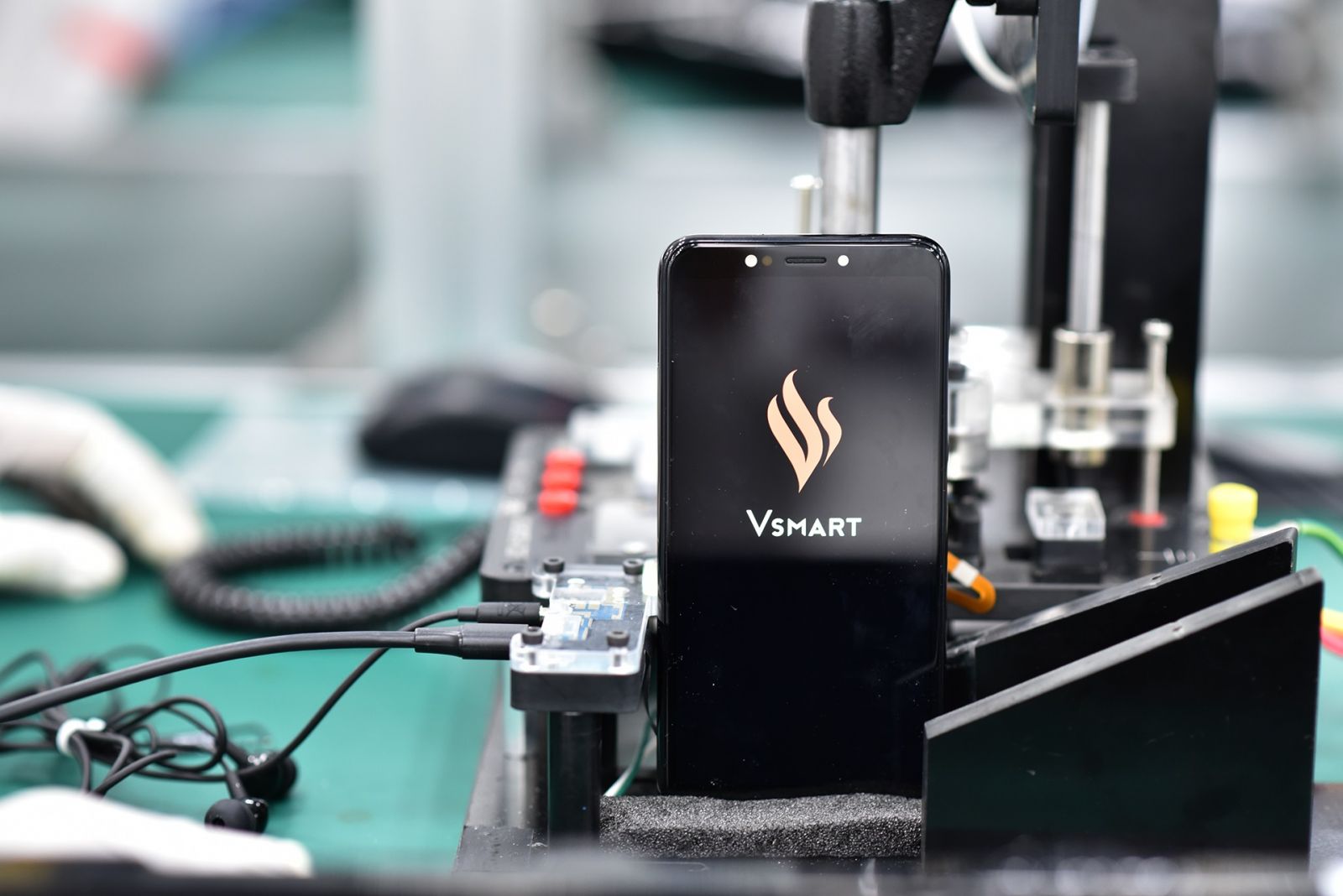 Thấy gì từ việc Vingroup sản xuất điện thoại, ô tô?