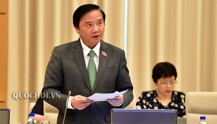 Chủ nhiệm Ủy ban Pháp luật Nguyễn Khắc Định trình bày báo cáo thẩm tra