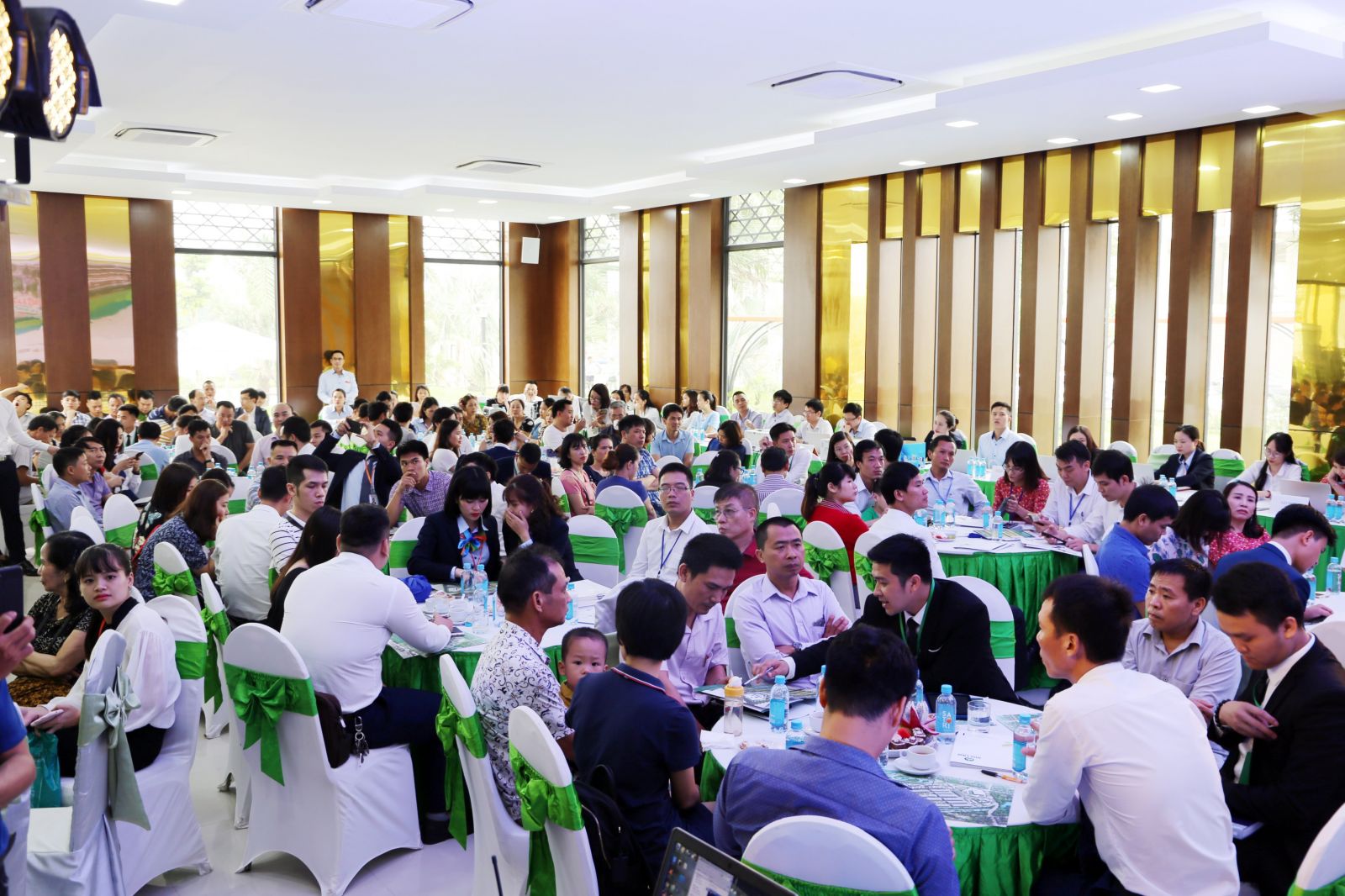 Him Lam Green Park tiếp tục hút khách tại sự kiện mở bán đợt 2 Sự kiện mở bán đợt 2 thu hút hơn 400 khách hàng và nhà đầu tư tham dự