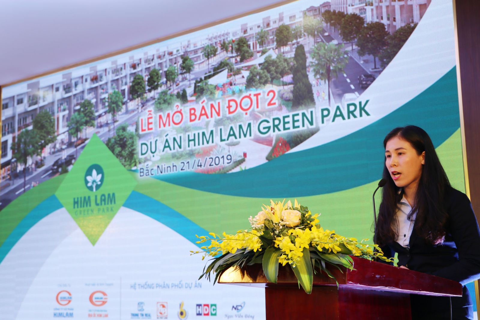 Him Lam Green Park tiếp tục hút khách tại sự kiện mở bán đợt 2 Bà Đỗ Thị Hằng – Giám đốc Kinh doanh, Công ty cổ phần Kinh doanh Địa ốc Him Lam phát biểu tại buổi lễ