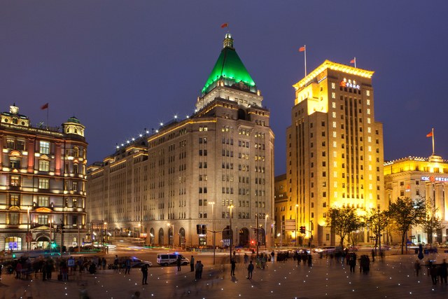 Khách sạn Fairmont Peace, Thượng Hải, Trung Quốc: Khi còn thuộc sự sở hữu cùa nhà tài phiệt Victor Sassoon, khách sạn Fairmont Peace mang tên Cathay Hotel. Đây là một trong những biểu tượng kiến trúc gây ấn tượng nhất của thành phố Thượng Hải.