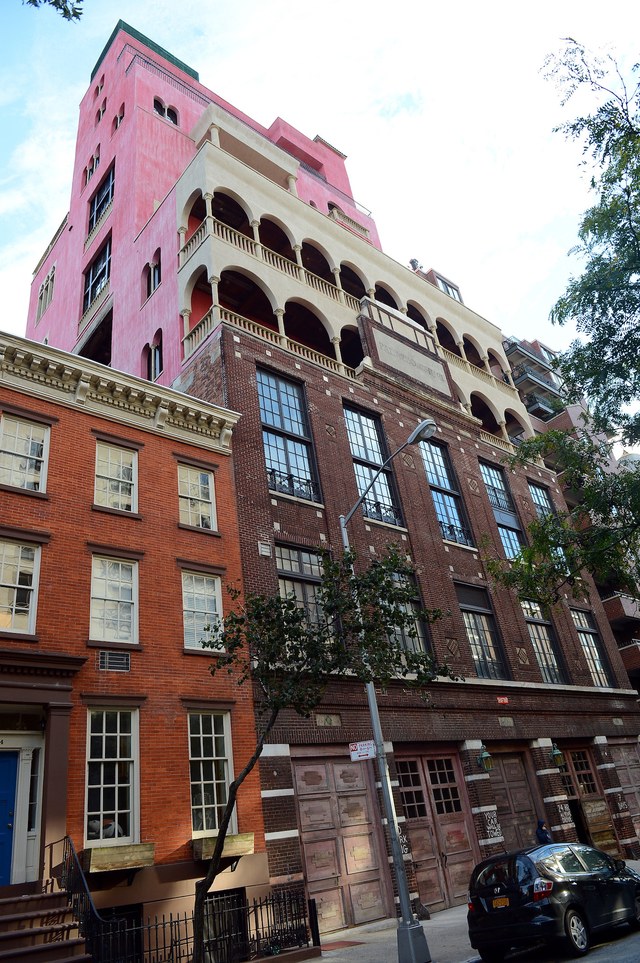 Kẹp giữa sông Hudson và West Village là Palazzo Chupi, một khu chung cư thiết kế bởi Julian Schnabel. Cái tên