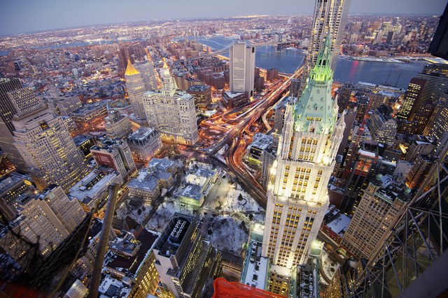 Tòa nhà Woolworth ở khu trung tâm tài chính New York đã là di tích lịch sử cấp thành phố từ năm 1966 đến nay. Điểm đặc biệt nhất của công trình không phải là ngoại thất mà là nội thất mang phong các Tân Gothic.