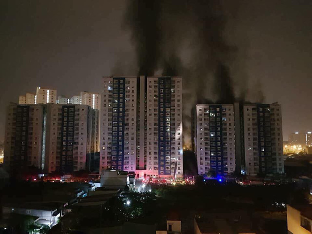 Cháy chung cư Carina Plaza ở Sài Gòn: Gần 30 người thương vong, nhiều nạn nhân là trẻ em Cột khói đen kịt bốc lên từ hiện trường vụ cháy (ảnh: Dân trí)
