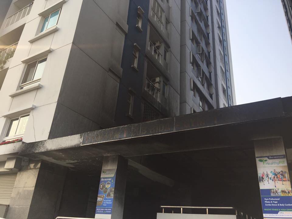 Cháy chung cư Carina Plaza ở Sài Gòn: Gần 30 người thương vong, nhiều nạn nhân là trẻ em 8h sáng bên ngoài tòa chung cư bị cháy