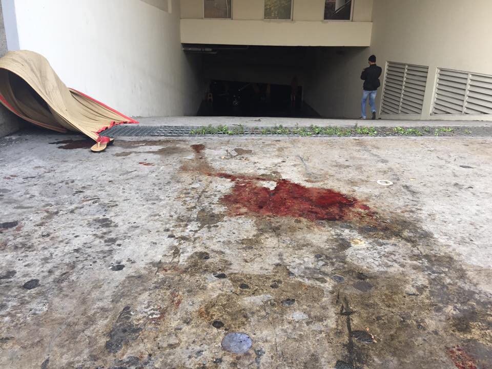 Cháy chung cư Carina Plaza ở Sài Gòn: Gần 30 người thương vong, nhiều nạn nhân là trẻ em Vết máu loang lổ dưới sân tòa nhà