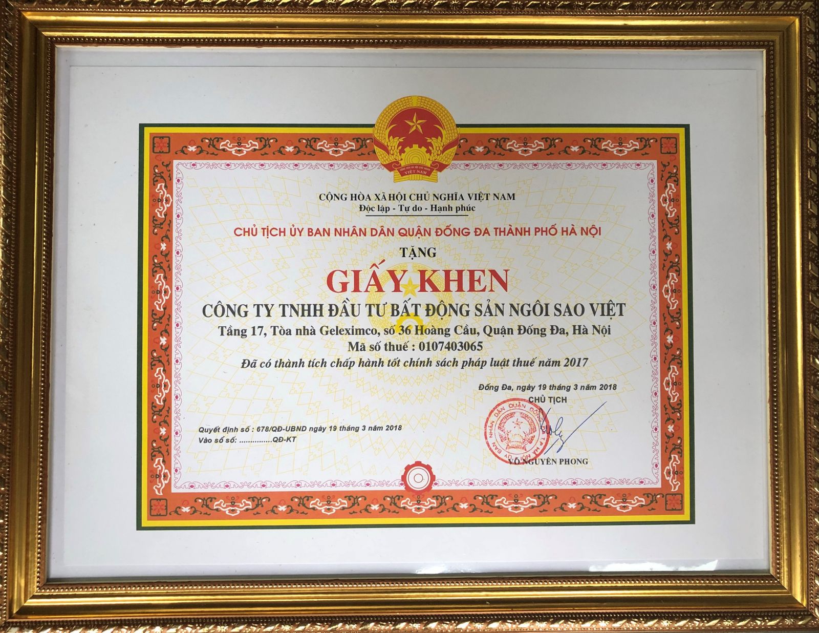 Công ty TNHH Đầu tư Bất động sản Ngôi Sao Việt - Chủ đầu tư dự án D’. Capitale nhận bằng khen chấp hành tốt chính sách pháp luật thuế năm 2017 của UBND quận Đống Đa