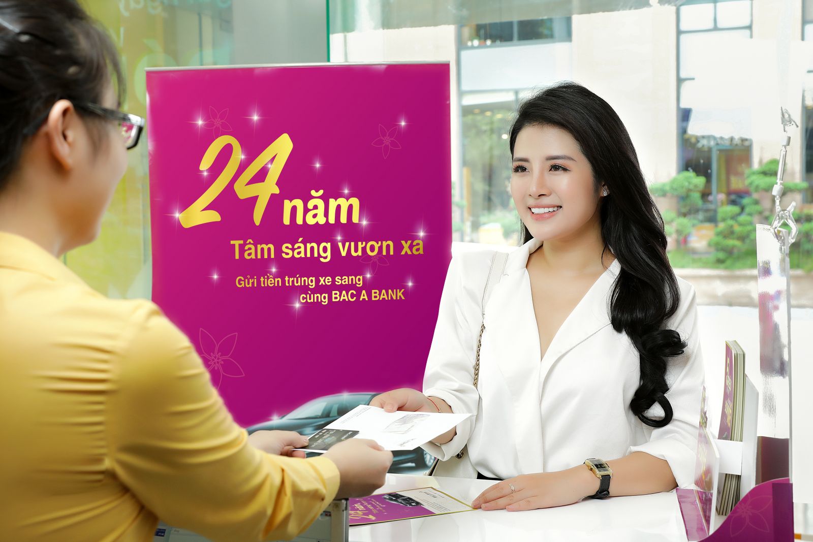 Tham gia chương trình Khách hàng có cơ hội nhân đôi vận may trúng lớn với các giải thưởng hấp dẫn như tiền mặt, xe ô tô Camry, xe máy SH, vàng SJC.
