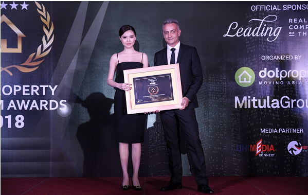 Hành trình của Sunshine Group và dấu ấn bất động sản siêu sang Nữ hoàng sắc đẹp toàn cầu 2016 Ngọc Duyên - Đại sứ thương hiệu Tập đoàn Sunshine Group, Giám đốc phát triển dự án Sunshine Marina Nha Trang Bay nhận giải thưởng của DOT Property Vietnam.