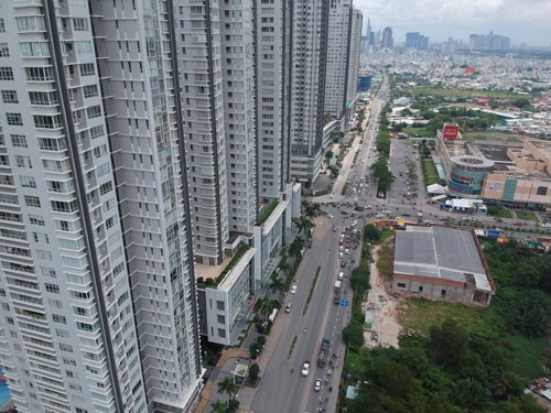 Vốn vay ngân hàng đổ vào mua nhà đất, căn hộ từ 3 tỉ đồng trở lên bị áp hệ số rủi ro cao hơn. Ảnh: Lê Phong