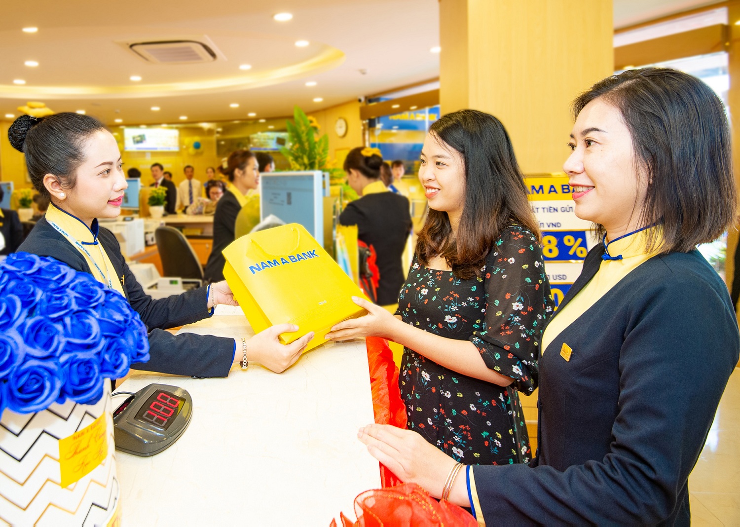 Khách hàng vui vẻ khi nhận quà trong ngày khai trương Nam A Bank An Giang.