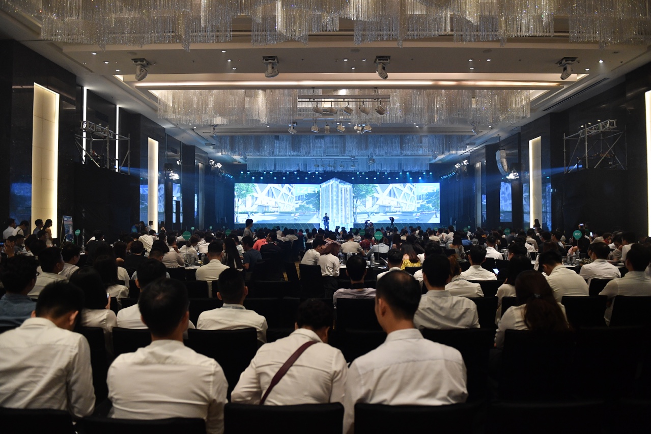 Chính thức mở bán "thành phố thẳng đứng" The Zei - khu phức hợp cao cấp tại Mỹ Đình Khán phòng khách sạn Marriott đông kín khách hàng trong lễ mở bán