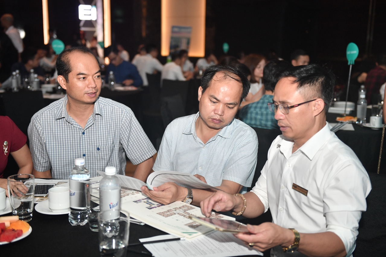 Chính thức mở bán "thành phố thẳng đứng" The Zei - khu phức hợp cao cấp tại Mỹ Đình Khách hàng được nhân viên bán hàng tư vấn trực tiếp tại sự kiện.