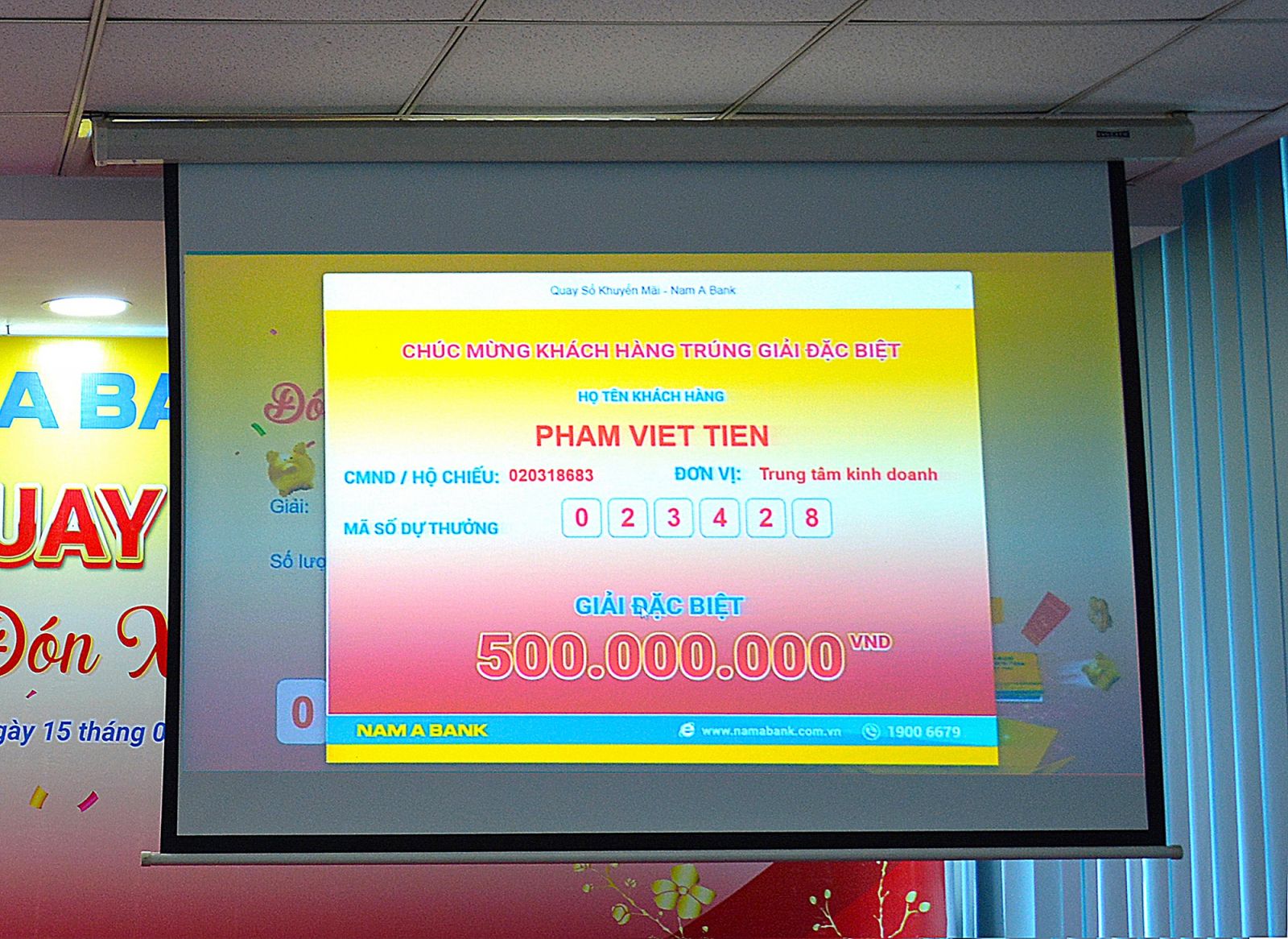 Chị Phạm Việt Tiên (Khách hàng tại Trung tâm Kinh doanh Nam A Bank) là khách hang may mắn trúng Giải đặc biệt chương trình khuyến mãi “Cùng Nam A Bank đón Xuân Tài Lộc”.