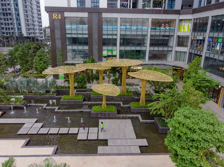 Tìm ra địa điểm giúp bạn giải nhiệt mùa hè tại Hà Nội TNR Goldmark City là một trong những dự án lớn nhất phía Tây Hà Nội với 4 quảng trường rộng lớn và 4 sky garden được ví như lá phổi xanh ở phía Tây Hà Nội.