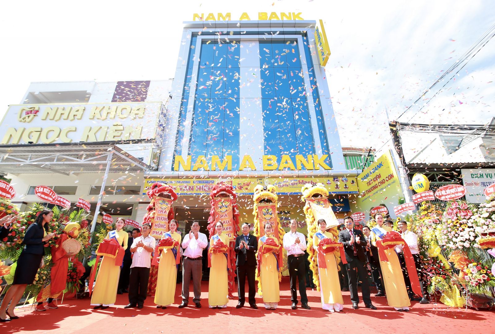 Nghi thức cắt băng khai trương Phòng giao dịch Nam A Bank Tân Hiệp Số 23, Khu phố Đông Hưng, Thị trấn Tân Hiệp, huyện Tân Hiệp, Tỉnh Kiên Giang.