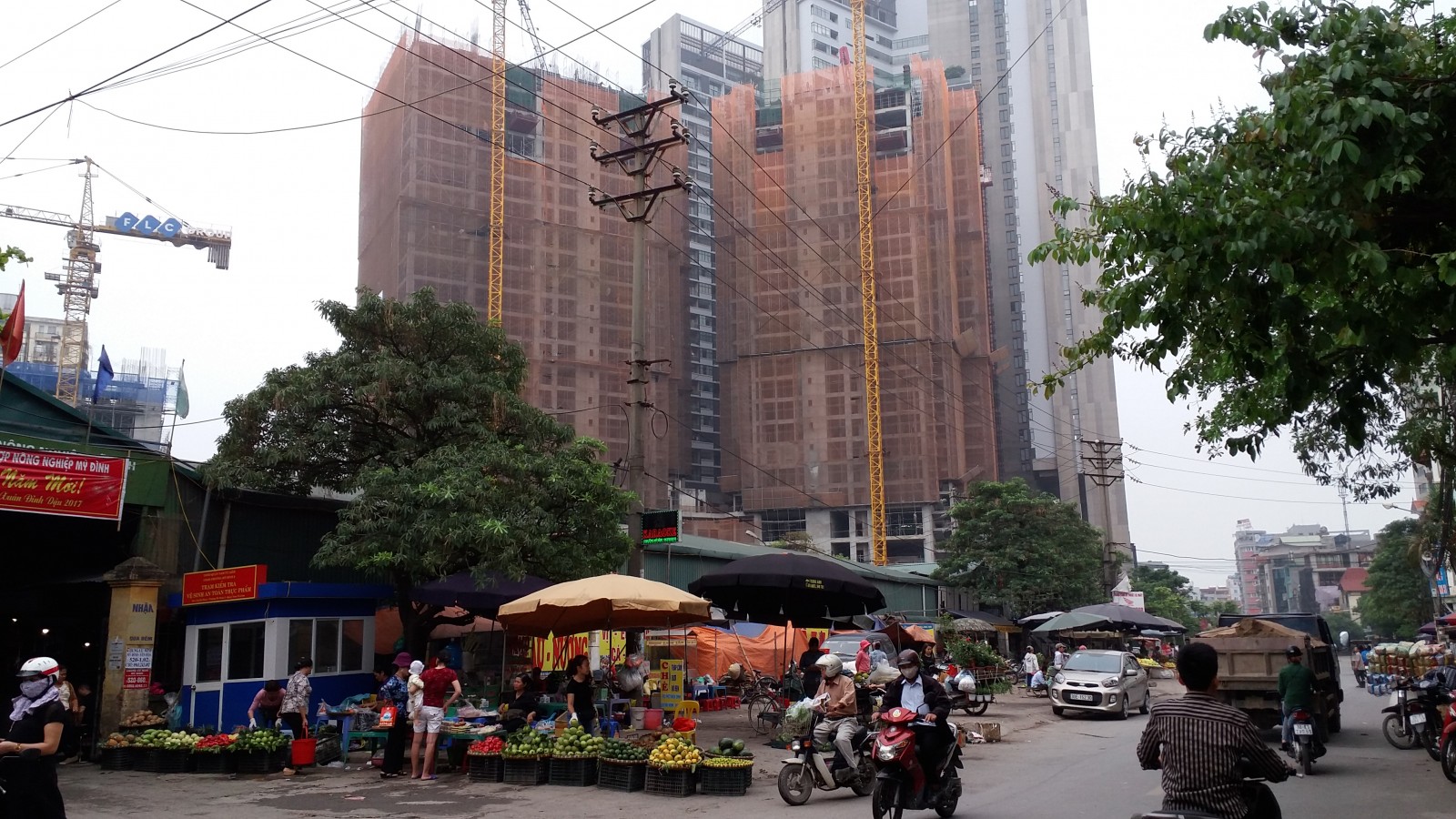 Do hướng Đông và Bắc bị che bởi các tòa nhà cao tầng kế bên cho nên hướng chính của Bidhomes The Garden Hill buộc phải hướng ra phía Tây và Tây Nam cho nên vào những buổi chiều thường bị nắng chiếu làm tăng nhiệt độ căn nhà. Ảnh: Tuấn Minh