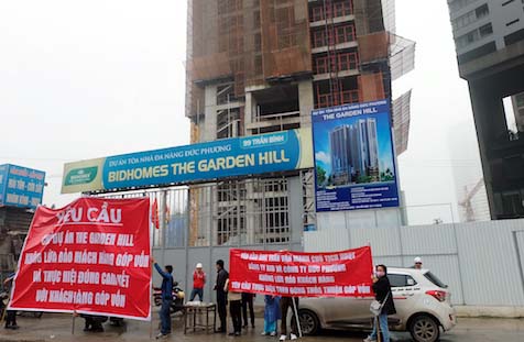 Khách hàng căng biểu ngữ đòi quyền lợi dưới chân công trình Bidhomes The Garden Hill.