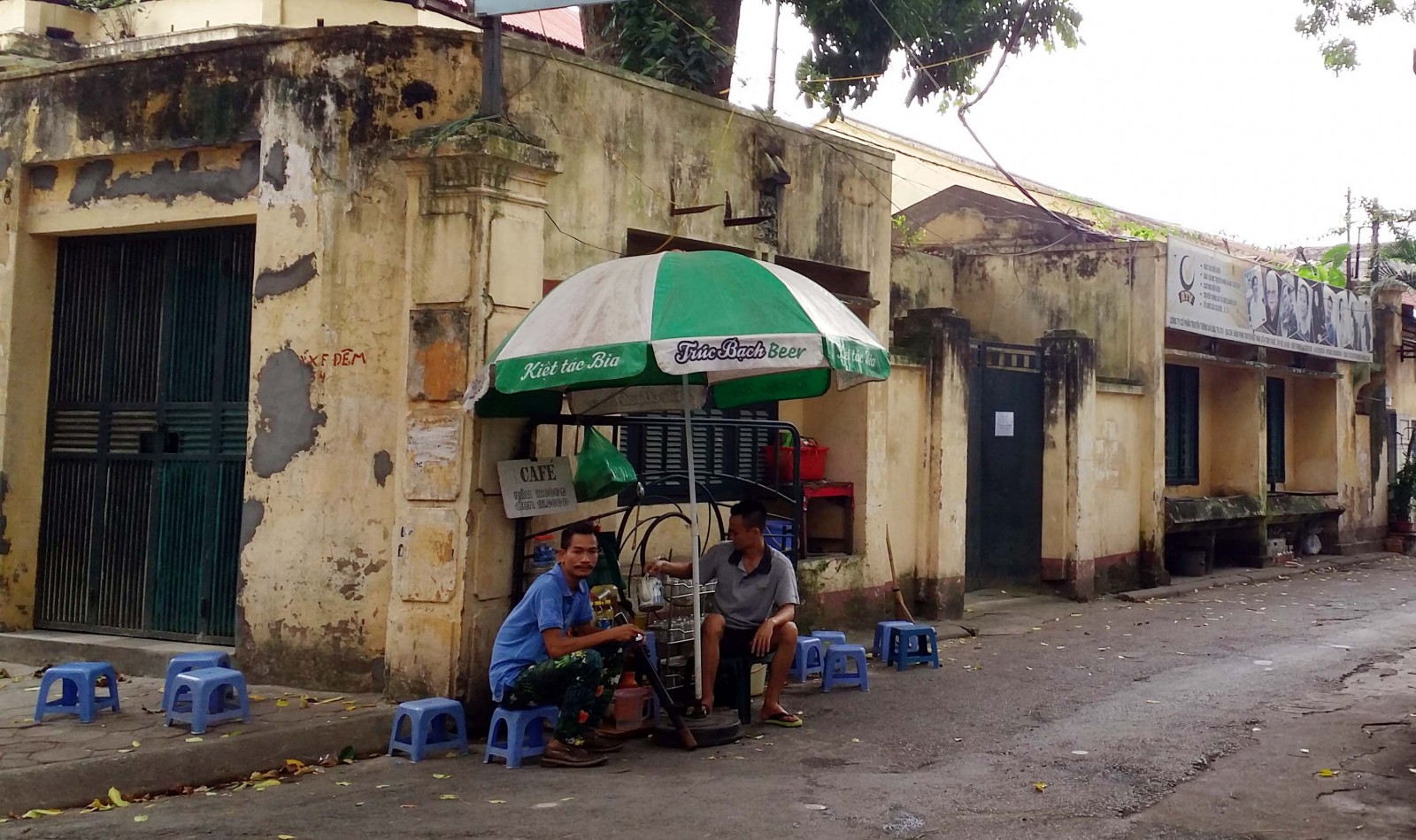 các ki ốt của Hãng phim Truyện Việt Nam ở số 4 Thụy Khuê. Ảnh: Vạn Xuân