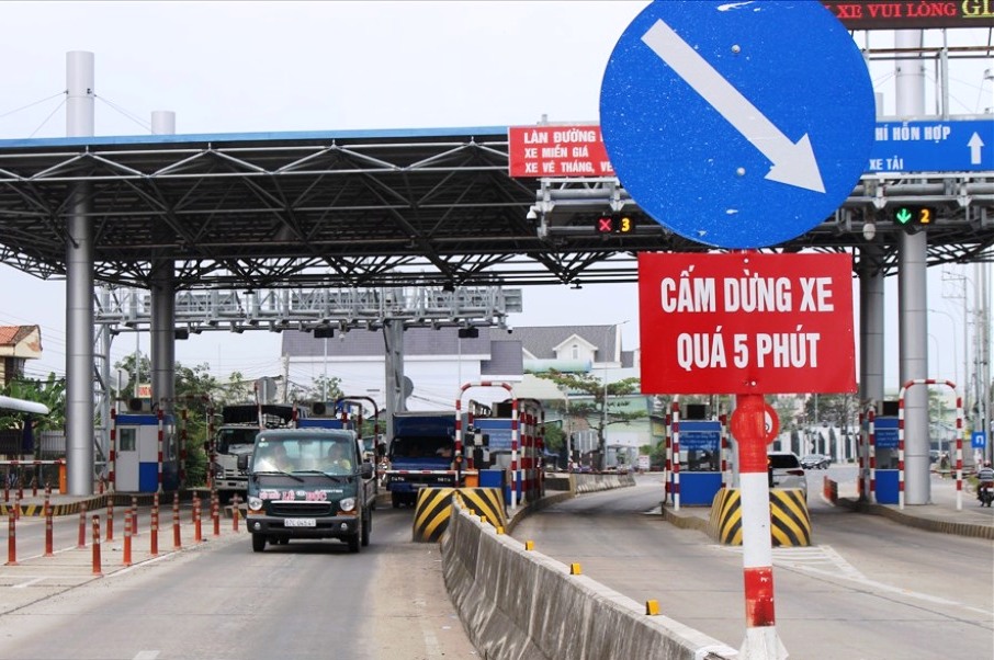 Cấm rạm BOT yên bình ngày đầu cắm biển “Cấm dừng xe quá 5 phút”
