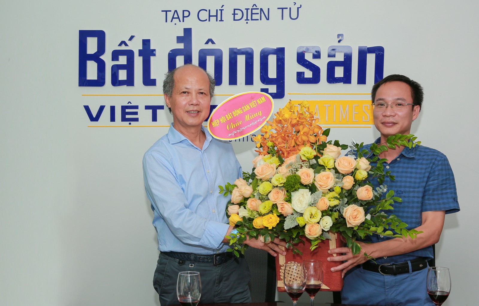 Chủ tịch Hiệp hội Bất động sản Việt Nam thăm và chúc mừng Reatimes ngày thành lập hủ tịch Hiệp hội BĐS Việt Nam chúc mừng và tặng hoa lãnh đạo Tạp chí nhân Ngày Báo chí cách mạng Việt Nam.