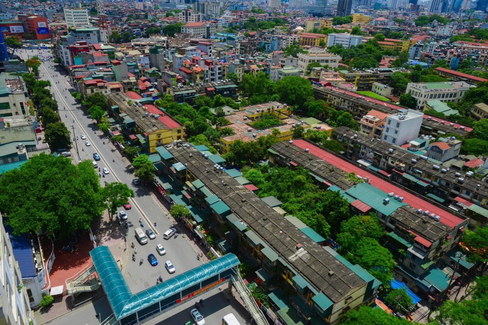 Bên cạnh những khu đô thị mới hiện đại, vẫn xuất hiện những khu dân cư, những khu làng xã.