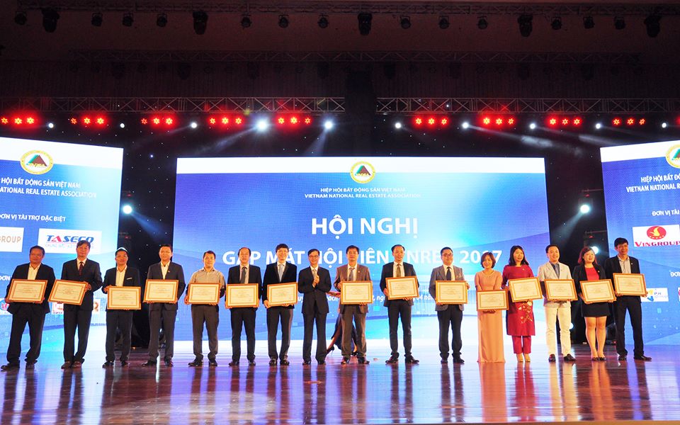 Hiệp hội tặng Bằng khen cho các doanh nghiệp thành viên có thành tích xuất sắc.