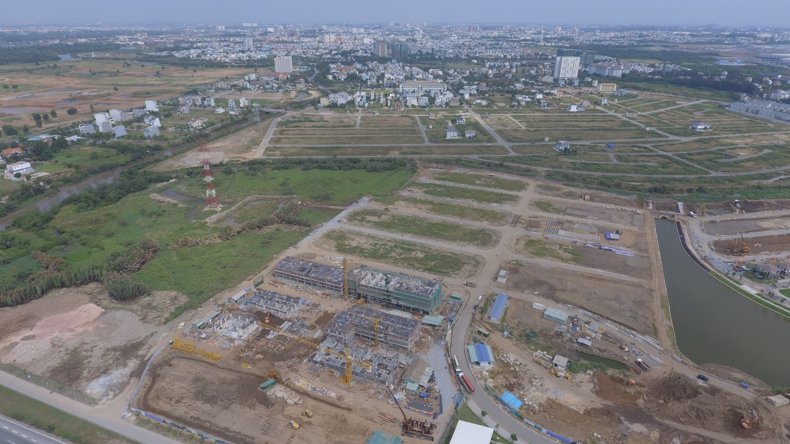 Xét về triển vọng trong năm 2018, CBRE cho biết với những tín hiệu tốt từ nền kinh tế vĩ mô và thị trường bất động sản thì phân khúc đất nền sẽ tiếp tục tăng giá trong năm nay.