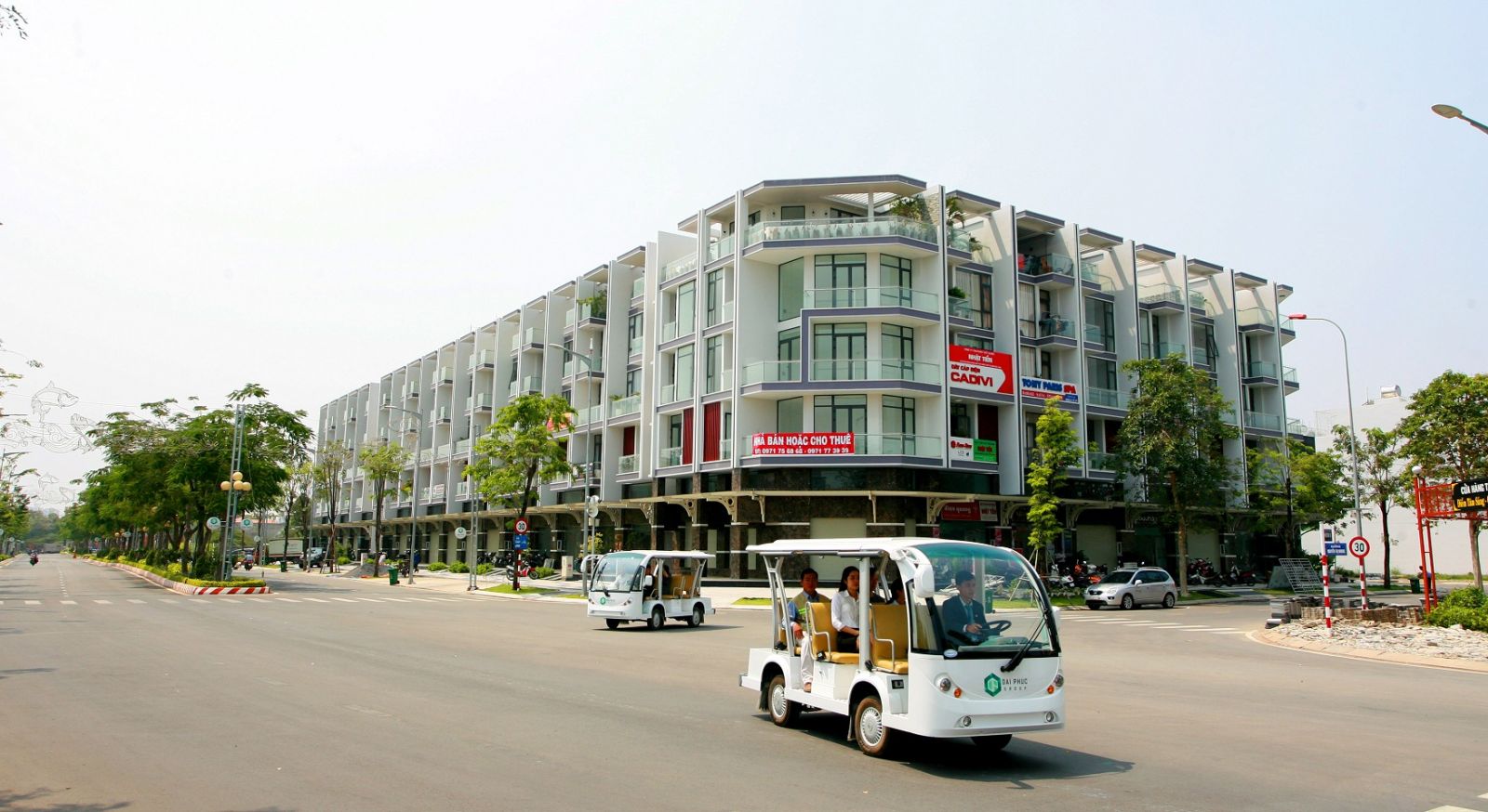Khách hàng thường được các công ty BDS hướng dẫn thăm quan sản phẩm đất nền, nhà phố vào dịp cuối tuần.