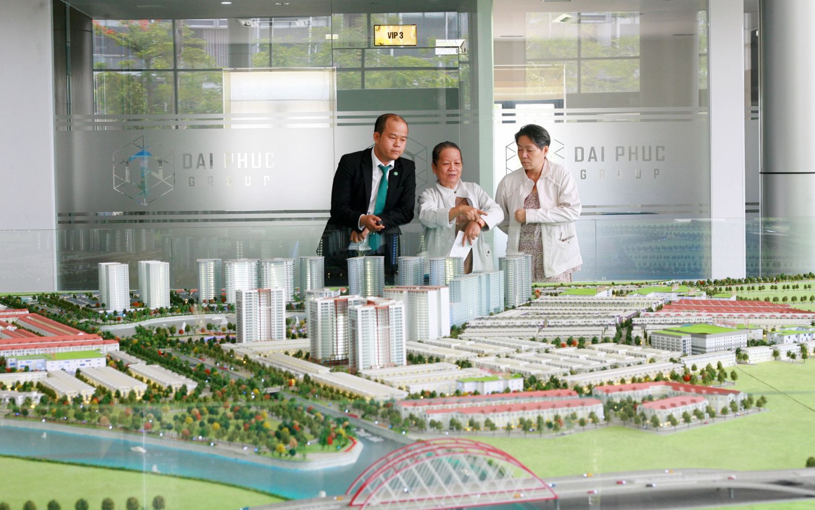 Các khách hàng lớn tuổi đến một công ty BDS uy tín tại Q.Thủ Đức để tìm cho mình một nền đất ưng ý trong năm nay.
