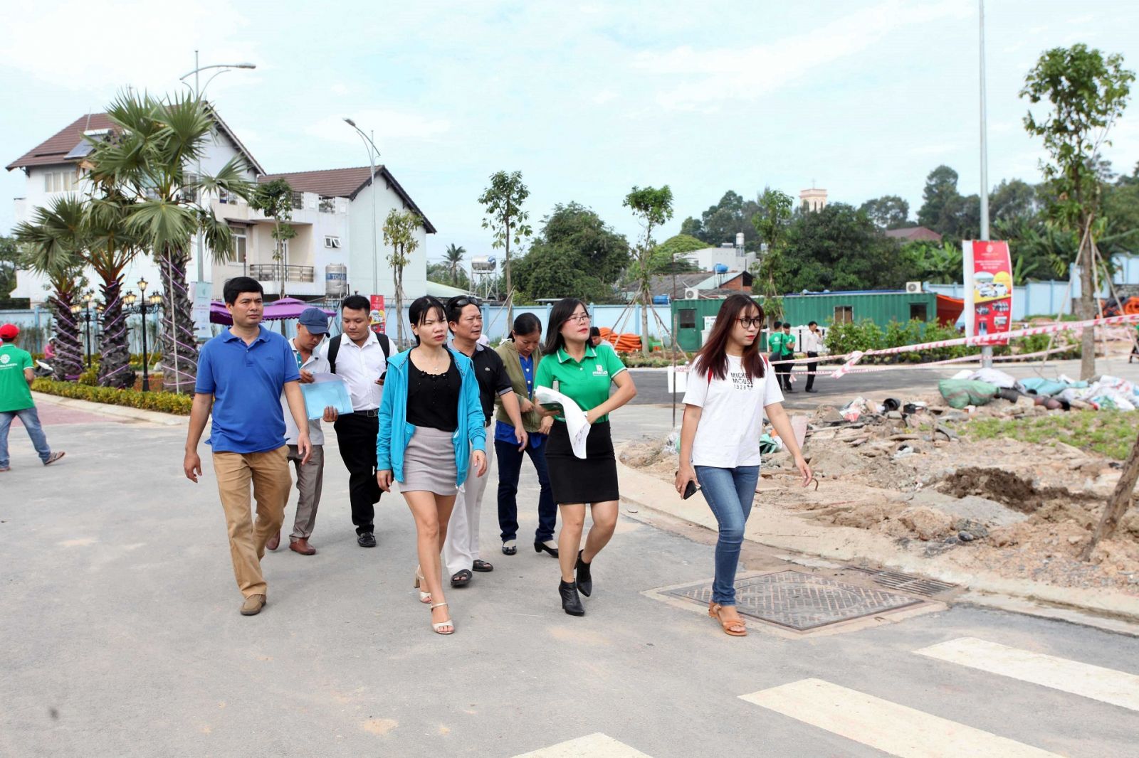 Hầu như các dự án đất nển của các doanh nghiệp có tên tuổi thường xuyên được bán hết trong ngày khai trương. Trong ảnh là đoàn khách hàng đến tham gia đợt mở bán tại Bình Dương.