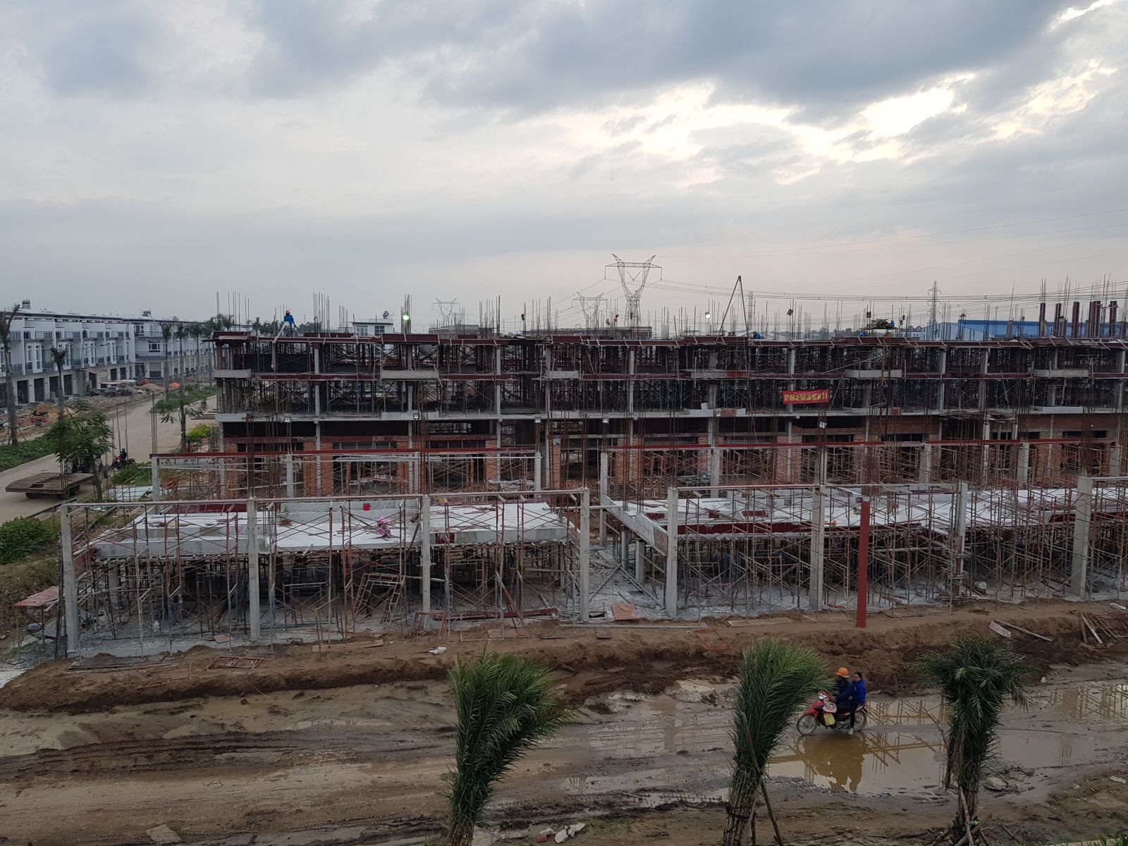 Chung cư mini dù đang bị cấm cửa ở TP.HCM nhưng lại phát triển ở các tỉnh vùng ven và ngay tại các chung cư cao cấp trong TP.HCM. (chung cư mini của Trần Anh Group đang xây dựng)