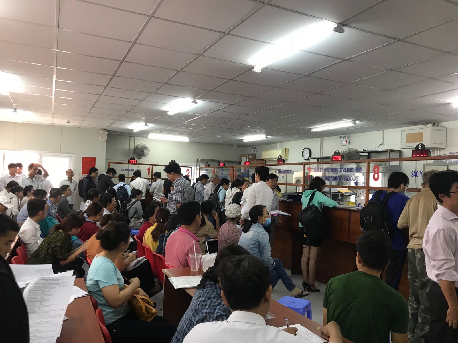 Người dân xếp hàng làm thủ tục mua đất tại phòng đăng ký đất đai quận 9.