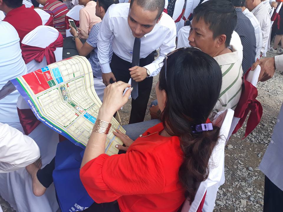 Nhà đầu tư thứ cấp chen nhau mua đất nền vì thông tin sốt đất.