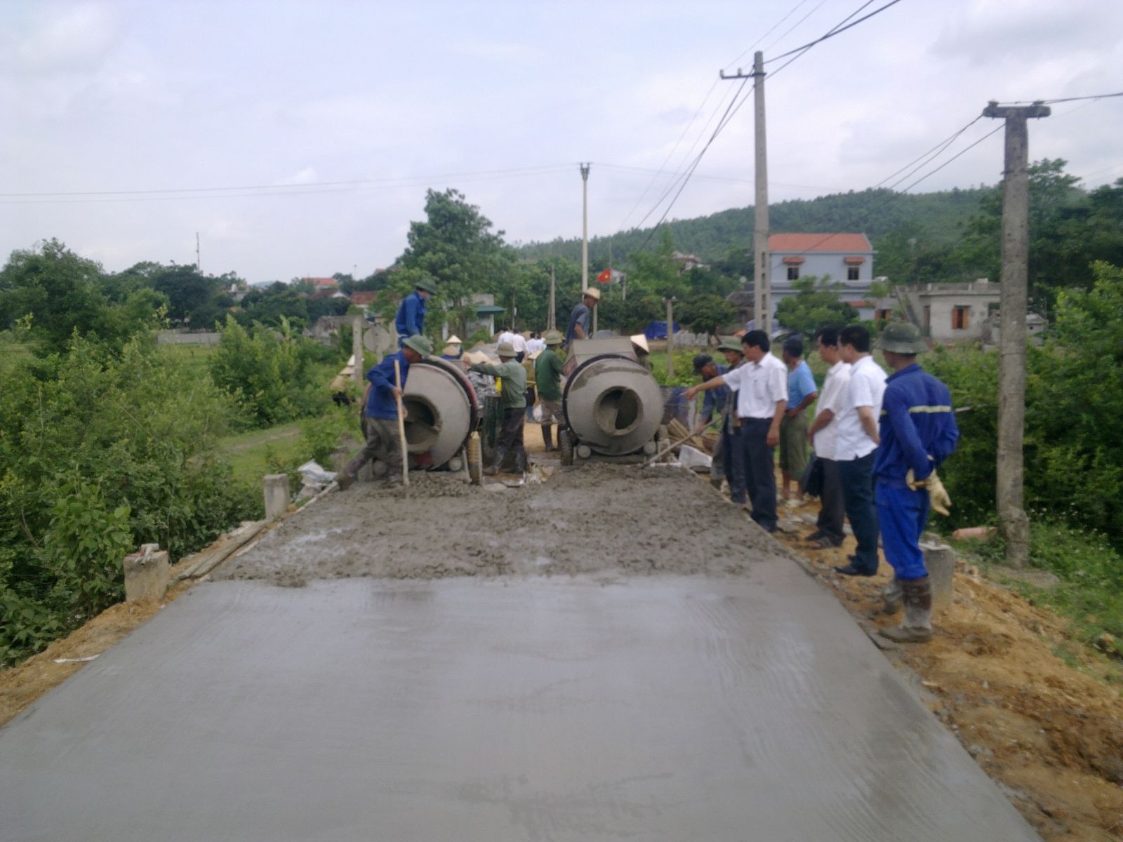 Nhân dân đóng vai trò tối quan trọng trong giám sát quá trình xây dựng hệ thống giao thông nông thôn. (Nguồn: Thời báo Tài chính Việt Nam)