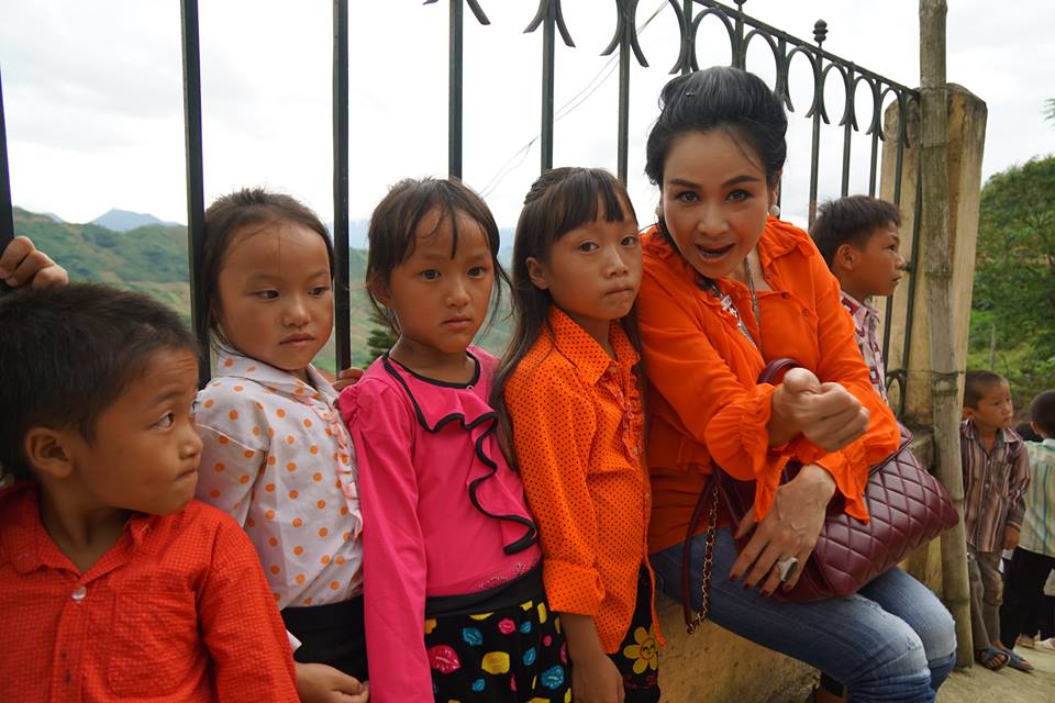 Ca sỹ Thanh Lam vaowis các bạn nhỏ vùng cao