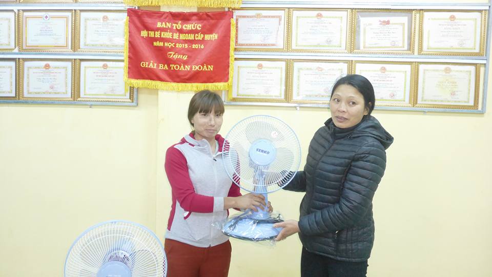 Trao cho các em quạt mát mùa hè