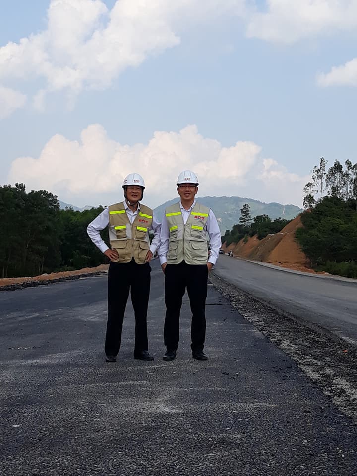 Tác giả và Phó TGĐ Nguyễn Quang Vĩnh (phải).