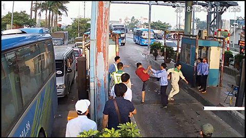 Lộn xộn ở trạm thu phí BOT giao thông.