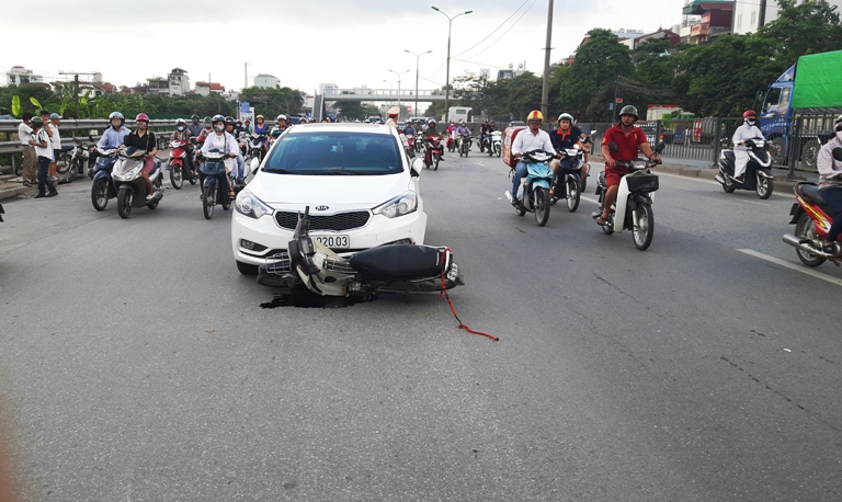 Xe máy chạy cắt mặt ô tô, và tất nhiên là... tai nạn!